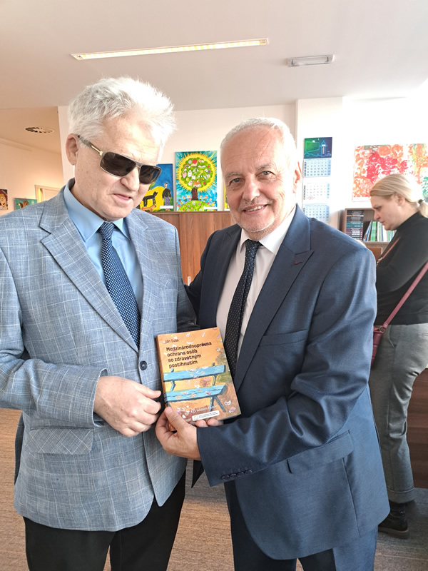 Profesor JUDr. Ján Svák, DrSc., autor knihy a Branislav Mamojka, predseda SFOZP držia spolu knihu Medzinárodnoprávna ochrana osôb so zdravotným postihnutím